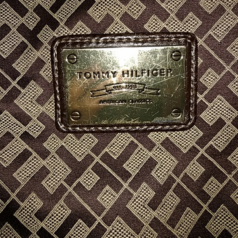 A tommy hilfiger shoulder bag